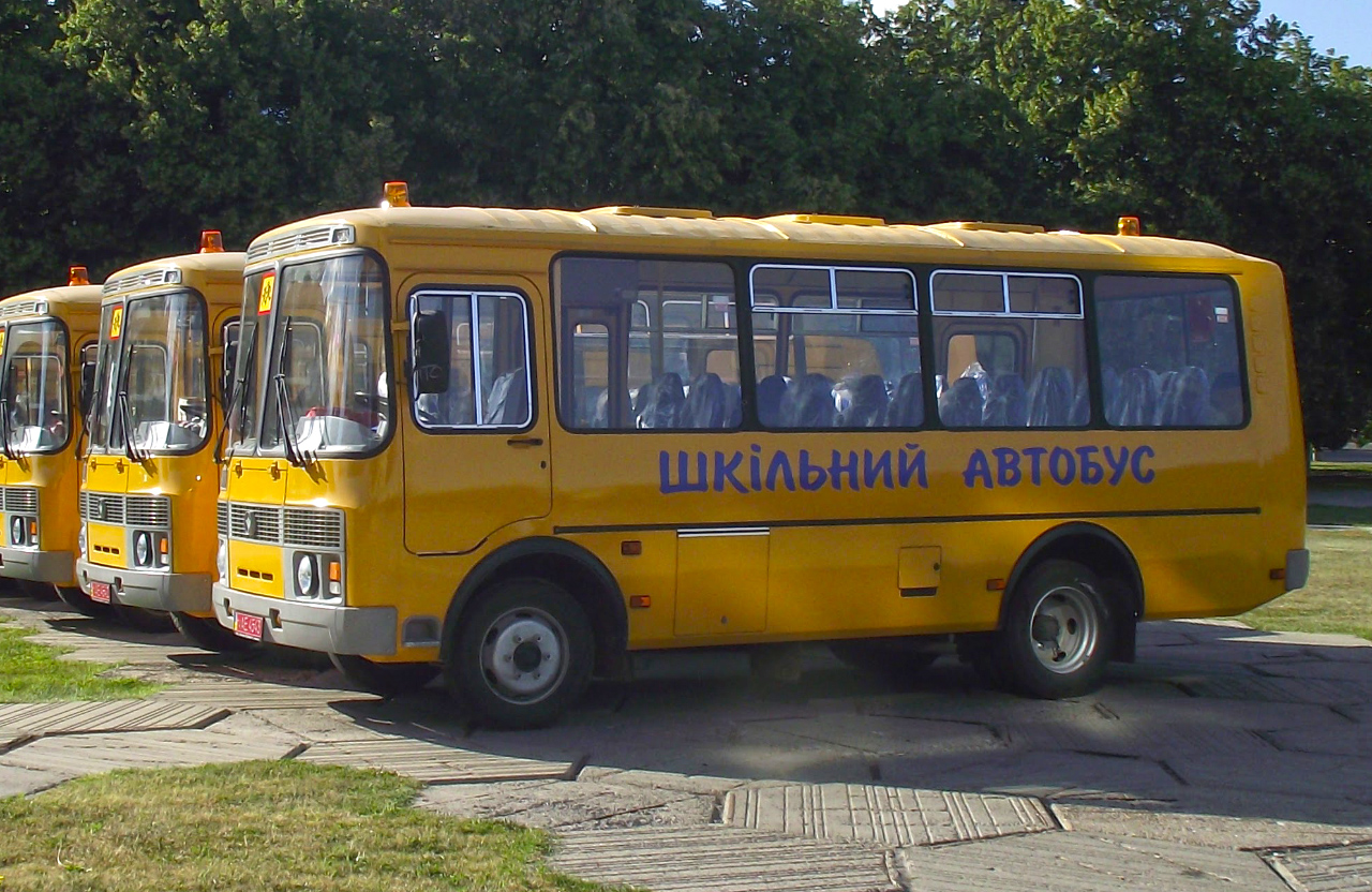 Такими новенькими автобусами підвозитимуть учнів до школи. Фото з сайту Полтавської ОДА
